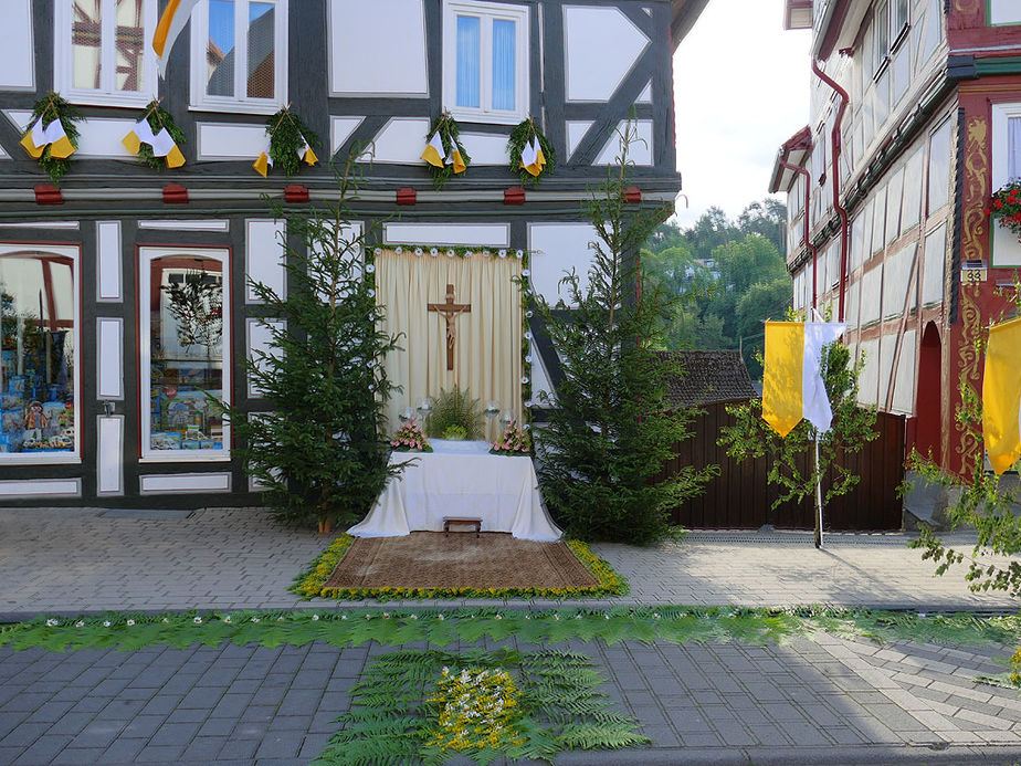 Fronleichnamsaltäre in den Naumburger Straßen (Foto: Karl-Franz Thiede)